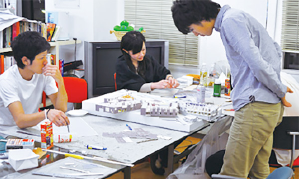 卒業研究での模型作成風景