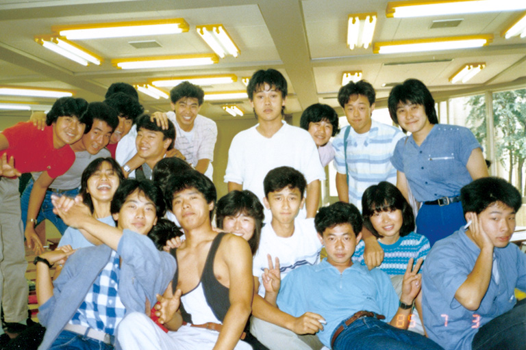学生時代の北小路さん（後列右から３人目）と同級生たち