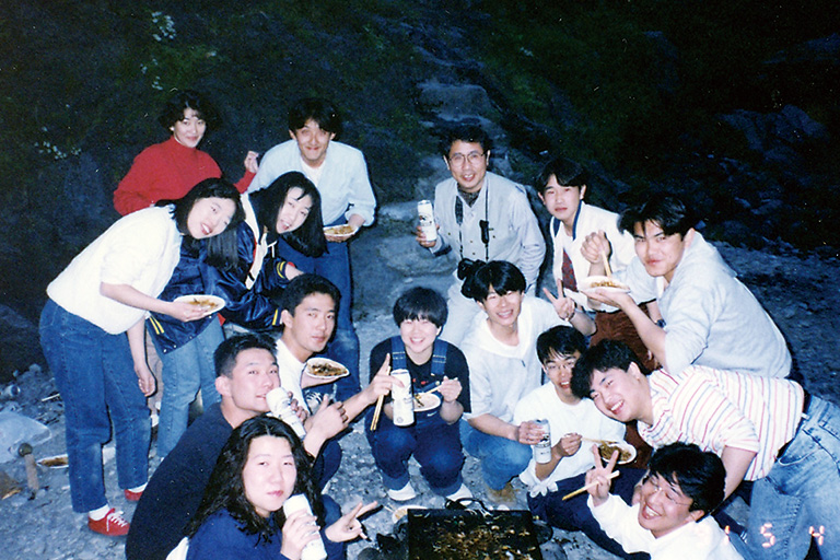 学生時代の高山さん(左手前)と同級生たち