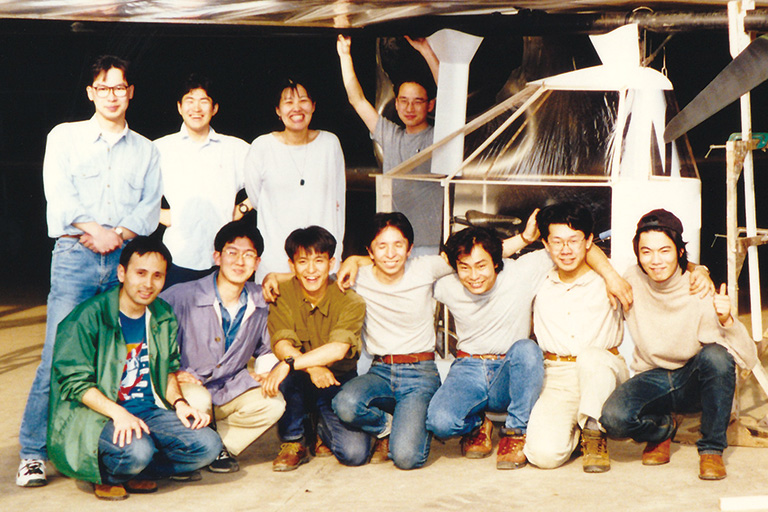 鳥人間コンテストで優勝した機体を格納庫に収めたときの記念写真