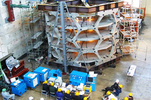 大型構造物試験センターでのハニカムチューブ構造の実験